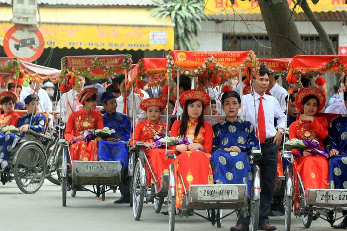 Những cặp đôi trong đám cưới tập thể sáng 17/3 đều là những công dân điển hình của thủ đô Hà Nội